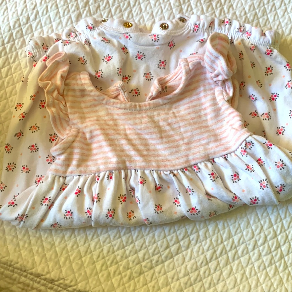 Baby gap romper - Picture 2 of 2